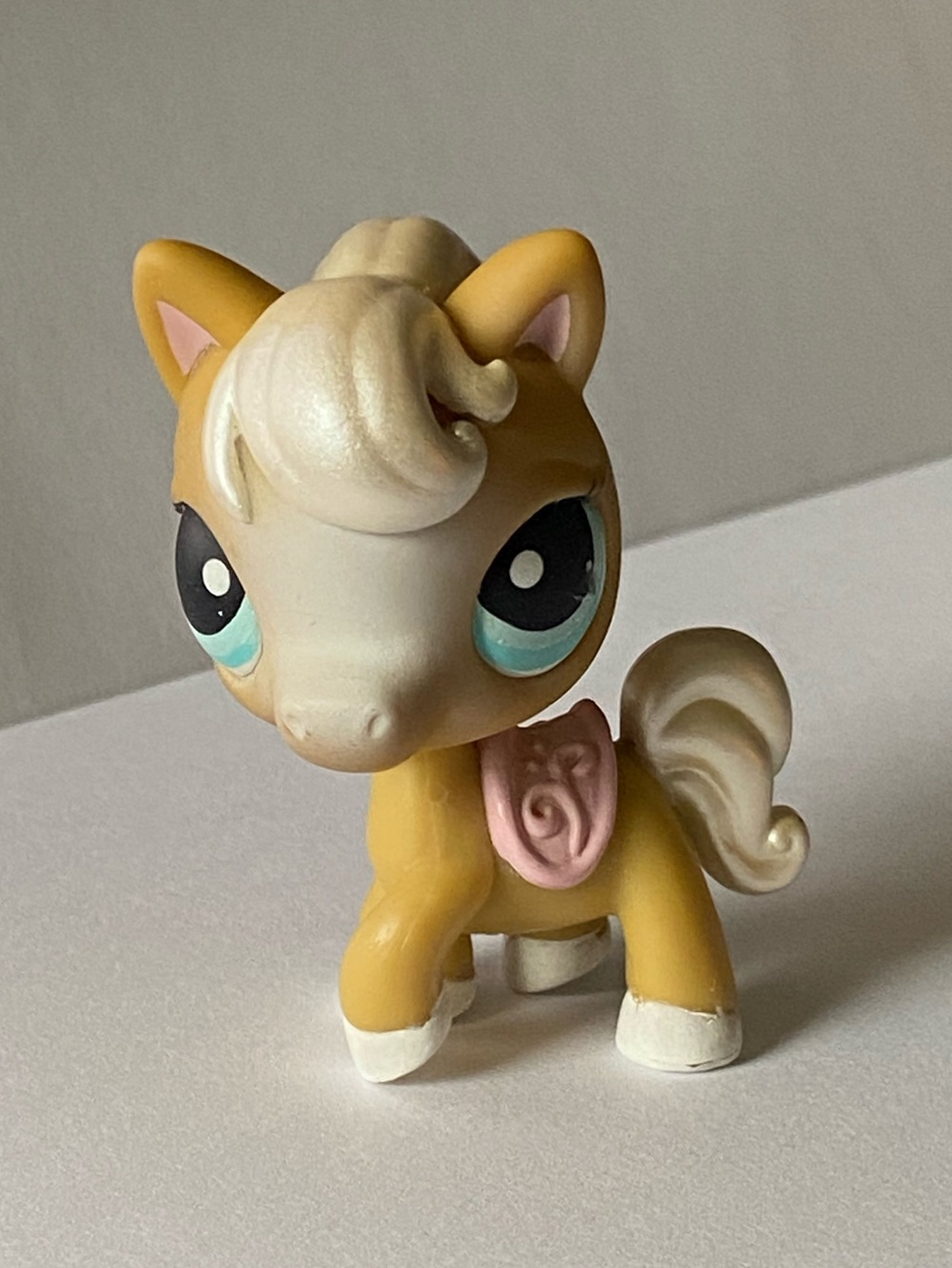 Littlest Pet Shop LPS Horse Pony Pearly Mane Figurine with Blue Eyes Hasbro 2005